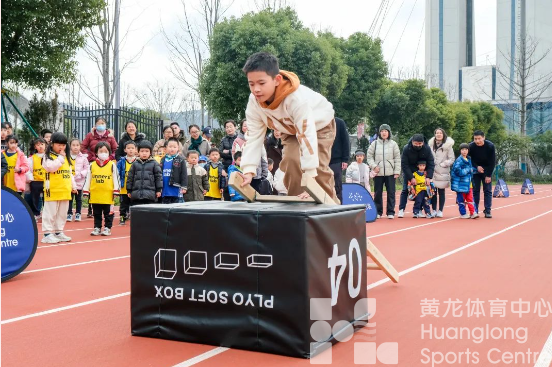 有些人还在烦恼去哪里看烟花，这些小伢儿已经在亚运场馆“闹”上了！(图4)